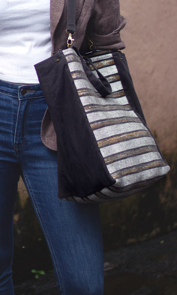 This roomy, expandable handbag is as versatile as it gets. It can be carried in the hand or worn on the shoulder.