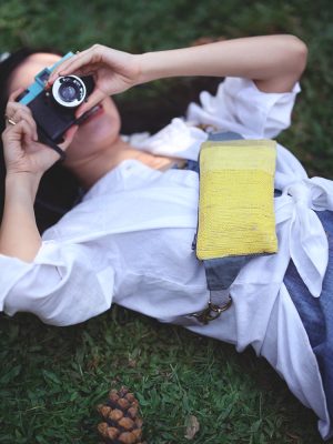 Is it a gloomy day or a bright one? With this reversible belt bag, you can change your mind at any time. A crossbody bag that doubles as a waist pouch.