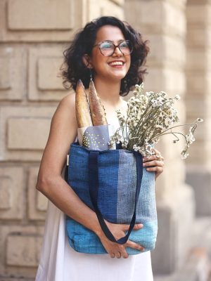 A trusty, bright-coloured tote that stays on your shoulders while making heads turn. Roomy & lightweight open tote designed for all-day-long use.